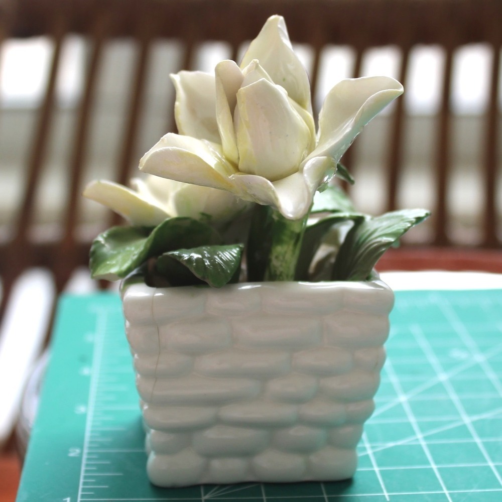 Radnor Bone China Figurine White Flowers‎ Green Leaves Basket Staffordshire - Picture 5 of 14